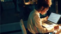 Foto na-egosi onye na-arụte ọrụ aka