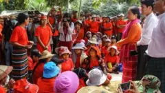 ရန်ကုန်တိုင်း‌ဒေသကြီးအစိုးရအဖွဲ့ လူဝင်မှုကြီးကြပ်ရေးနှင့် လူ့စွမ်းအားအရင်းအမြစ်ဝန်ကြီးဒေါ်မိုးမိုးစုကြည် နဲ့တိုင်ရီစက်ရုံလုပ်သားများ