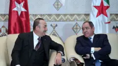 وزير الخارجية الجزائري صبري بوقادوم مع نظيره التركي الزائر تشاويش أوغلو