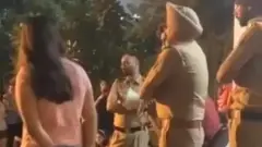 कैंपस में पुलिस की गाड़ियां और एंबुलेंस भी नज़र आईं, जिनमें कुछ लड़कियों को अस्पताल ले जाया गया