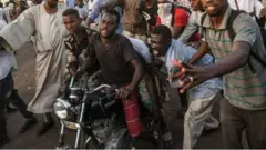 نقل متظاهر سوداني بدراجة نارية