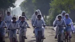 سائیکل سوار طالبات