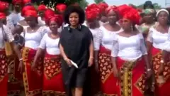 Ụmụada na-anabata nwaanyị a lụrụ ọhụrụ