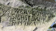 Inscrição na pedra da fome de Děčín diz, em Alemão: 'Wenn du mich siehst, dann weine' (Se me vir, chore)