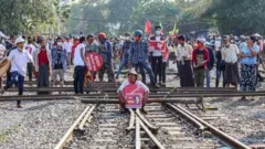 CDM မီးရထားဝန်ထမ်းတွေကို လိုင်းခန်းပေါ်က ဆင်းခိုင်းနေ