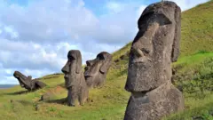 Easter Island, Rapa Nui: Moais, typical statues from Easter Island, monolithic human figures