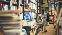 Mulher jovem em livraria