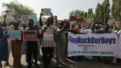 Katsina'da çok sayıda gösterici, Boko Haram'ın kaçırdığı çocukların kurtarılması için yetkililere çağrı yaptı