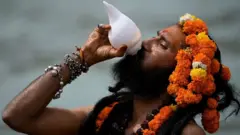 কুম্ভ মেলায় শঙ্খ বাজাচ্ছেন এক নাগা সাধু