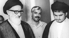 حسین خمینی (راست) در کنار محمود طالقانی و صادق خلخالی