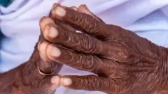 92 வயது மூதாட்டியை கழிவறையில் தங்க வைத்த தம்பதியினர் கைது