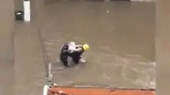 Motoboys resgatam Maria Ladi em alagamento