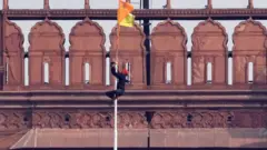 लाल क़िले पर किसान