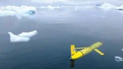 Pequeno robô amarelo em formato de submarino em meio à água do oceano e pedaços de gelo