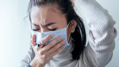 Mujer con mascarilla.