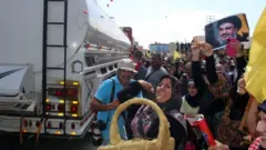 شادمانی هواداران حزب‌الله از رسیدن تانکرهای سوخت به بعلبک در لبنان