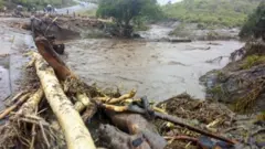 Les populations fuient les villages suite aux glissements de terrain au Kenya
