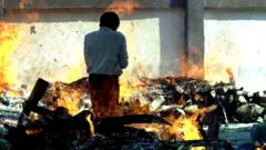 અગ્નિદાહ આપતા પરિજન