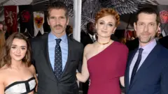 David Benioff (soldan ikinci) ve DB Weiss (sağda) Game of Thrones tanıtımında