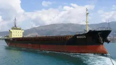 Barco con bandera de Moldavia