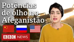 Montagem com repórter e bandeiras de EUA, Rússia e China