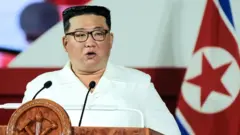 উত্তর কোরিয়ার নেতা কিম জং আন কোরিয়ান যুদ্ধ বিরতির ৬৯তম বার্ষিকীতে পিয়ংইয়ংএ ভাষণ দিচ্ছেন- উত্তর কোরিয়ার সেন্ট্রাল নিউজ এজেন্সির রয়টার্স-কে দেয়া ছবি - ২৭শে জুলাই ২০২২