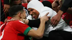 حكيمي يحتفل مع والدته