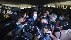 Luis Miranda chegando para depor na CPI