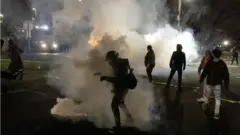 Öfkeli kalabalıkların sokağa dökülmesi üzerine sokağa çıkma yasağı kondu