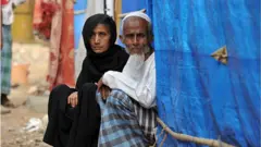 హైదరాబాద్ పాతబస్తీలోని రోహింజ్యా శరణార్థి శిబిరం వద్ద అహ్మద్ ఖబీర్, ఆయన భార్య. వీరు 2016లో హైదరాబాద్ వచ్చారు.