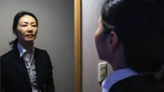 Pessoa se olhando no espelho