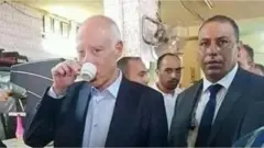 قيس سعيد الرئيس التونسي يحتسي قهوته وسط أبناء حيه