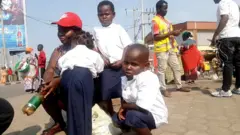 Umubyeyi wazanye abana be ku ishuri ngo bajye gutangira ageze ku mupaka barabangira