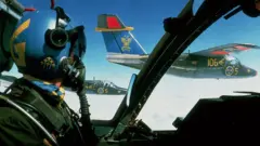 Un pilote de l'armée de l'air suédoise dans son cockpit