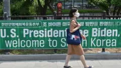 5月20日，掛在美國駐韓國大使館附近的橫幅，以示歡迎美國總統拜登來訪。