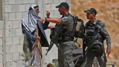 اشتباكات بين فلسطيني وقوات الأمن الإسرائيلية أثناء استعدادهم لهدم منزله في قرية الجوايا بمنطقة مسافر يطا في الضفة الغربية المحتلة