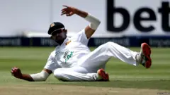 ජනවාරි 4 වනදා ජොහැන්නස්බර්ග්හි වැන්ඩරර්ස් ක්‍රීඩාංගණයේදී දකුණු අප්‍රිකාව සහ ශ්‍රී ලංකාව අතර දෙවන ටෙස්ට් ක්‍රිකට් තරඟයේ දෙවන දිනයේදී ශ්‍රී ලංකාවේ දසුන් ශානක