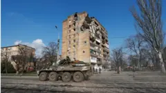 Mariupol'de Rus devriyeleri