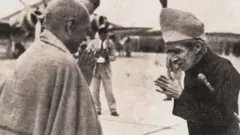 లొంగుబాటు సమయంలో నాటి హోంమంత్రి సర్దార్ వల్లభ్‌భాయ్ పటేల్‌కు నమస్కరిస్తున్న ఏడో నిజాం మీర్ ఉస్మాన్ ఆలీఖాన్