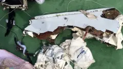 Düşen uçağın parçaları