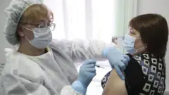 эмдөөдөн өтүп жаткан аял
