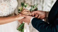 okunrin kan n fi orukọ si ọwọ iyawo rẹ