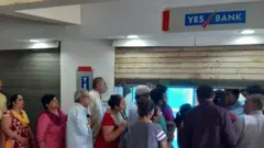 રાજકોટમાં નાણાં ઉપાડવા માટે એકઠા થયેલા લોકો