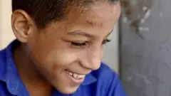 اليمن: معلم مدرسة منطقة الحرب البالغ من العمر تسع سنوات