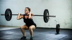 Mulher fazendo exercício físico