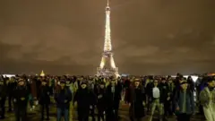 Feministas fazem perfomance na Torre Eiffel, em Paris
