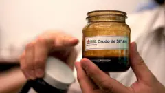 Un trabajador de Petróleos Mexicanos explica la mezcla óptima para crear un crudo superligero llamado Olmec en una planta ubicada en Ciudad del Carmen.
