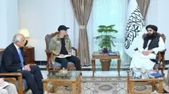 له امير خان متقي سره د اډم بولر او خليلزاد ناسته