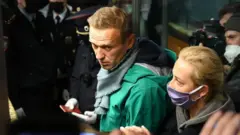 Navalny, junto com sua esposa, antes de voltar para a Rússia e ser preso certamente após se recuperar do envenenamento por novichok.