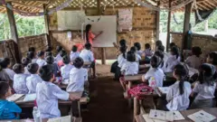 စာသင်ကြားနေကြတဲ့ ကျောင်းသားလူငယ်ကလေးများ